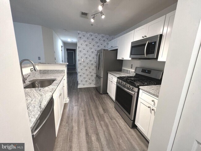 Foto del edificio - Beautiful 3 bedroom, 2 full bath condomini...