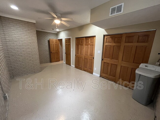 Building Photo - 2059 Ruckle St