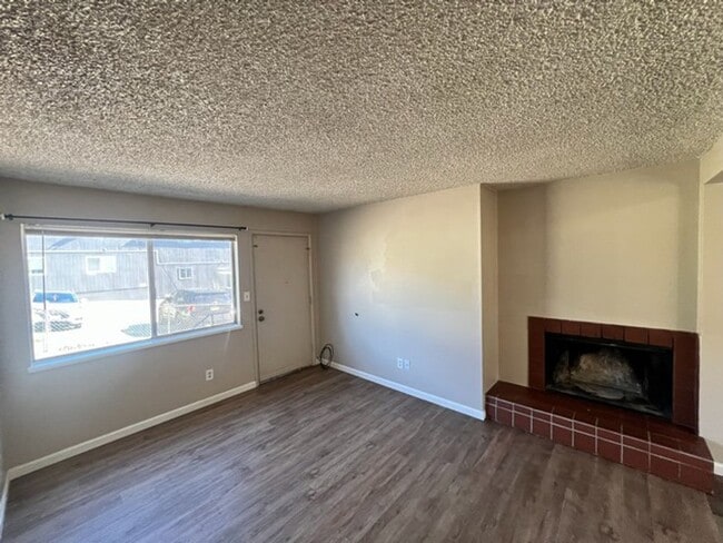 Building Photo - Central Reno Two Bedroom Apartment