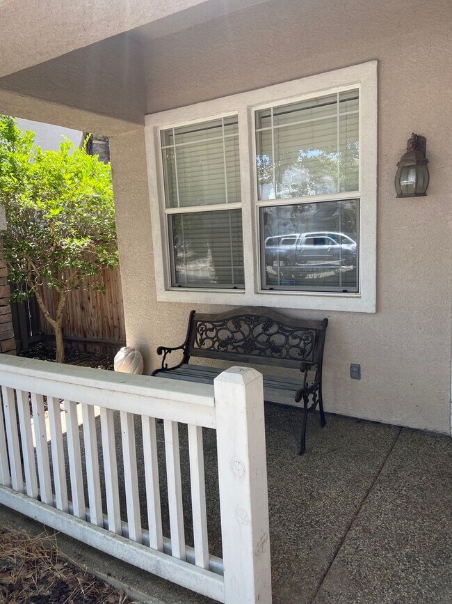 Foto del edificio - Spacious 4Bdrm, 2.5 bath off Sheldon & Hwy 99