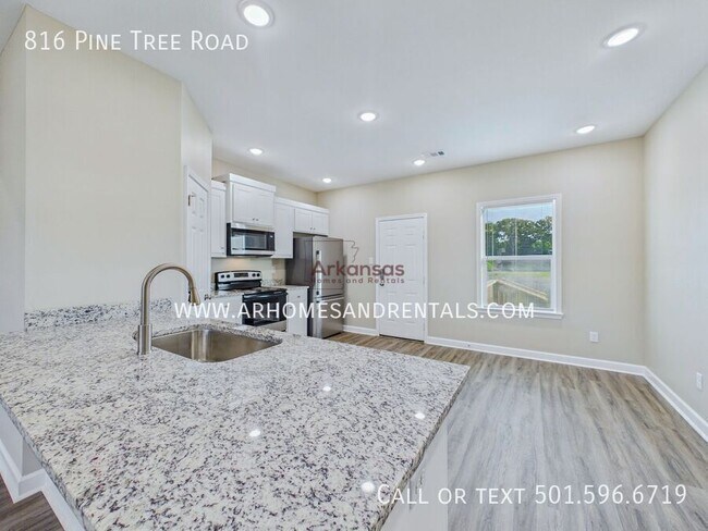 Foto del edificio - 816 Pine Tree Rd