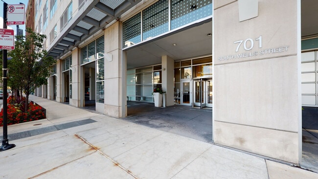 Building Photo - 701 S Wells St