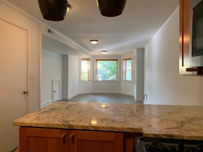 Building Photo - 2913 N Sacramento Ave
