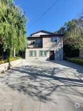 Building Photo - 749 1/2 E Ave 43