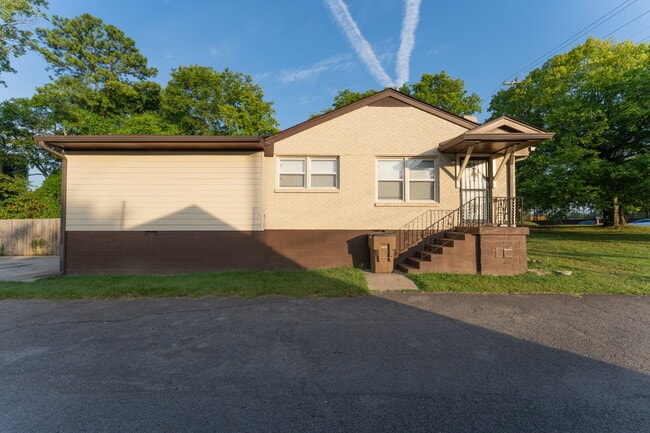 Foto del edificio - Donelson 3 Bedroom 2 Bath Apartment in Duplex