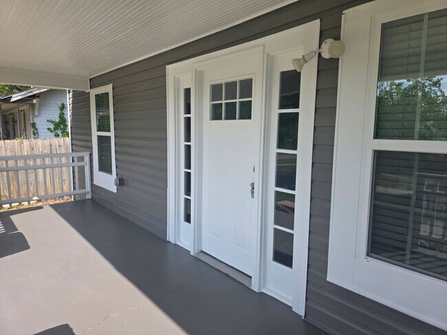 Foto del edificio - Step into this updated 4-bedroom, 2-bath home ideally situated in the heart of Sand Springs.