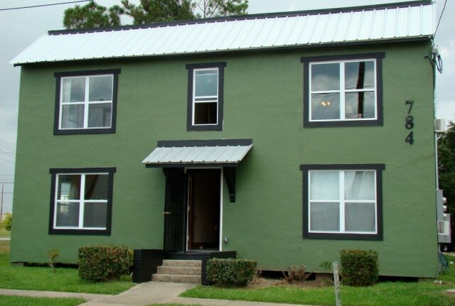 Building Photo - 784 North Main Street