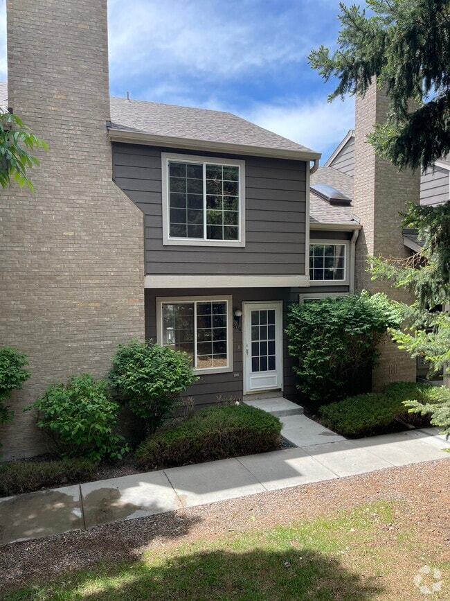 Building Photo - 806 Summer Dr
