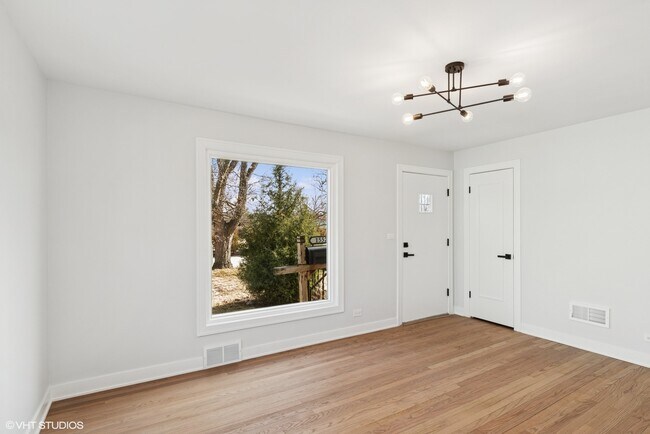 Building Photo - 1552 McCraren Rd
