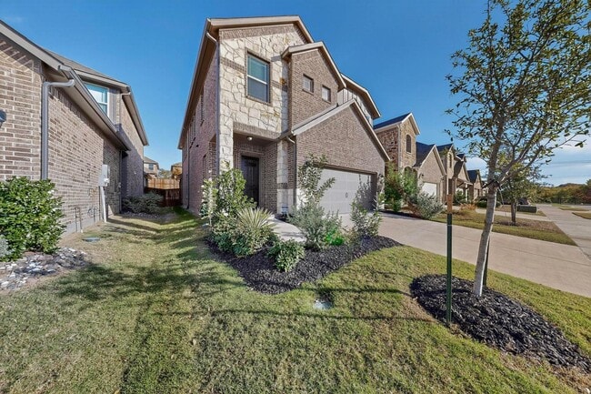 Building Photo - Modern Comfort Meets Classic Charm in This...