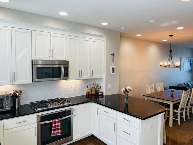 Building Photo - Like New Townhome in Old Town Alexandria