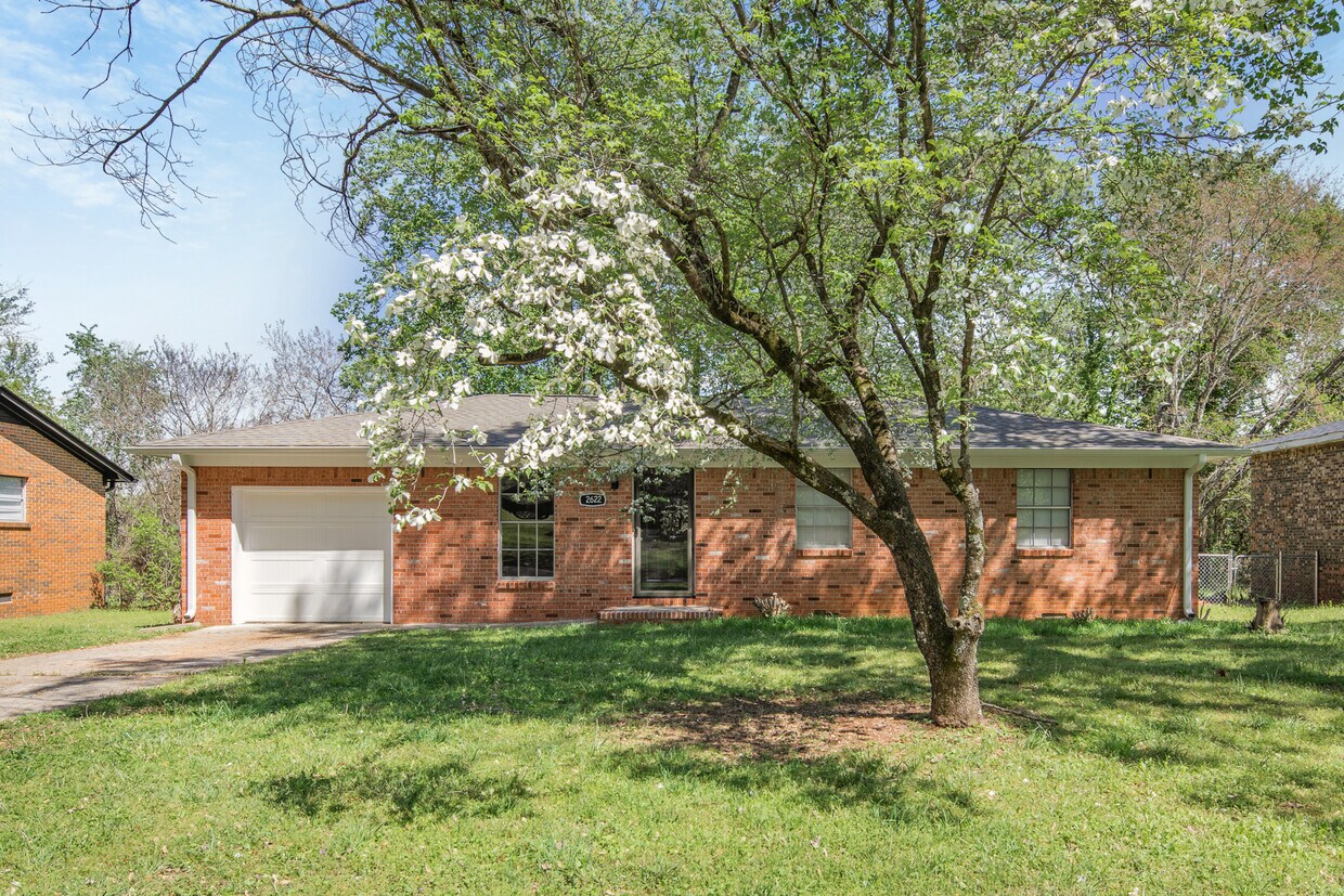 Foto principal - 2622 Thornhill Rd NW