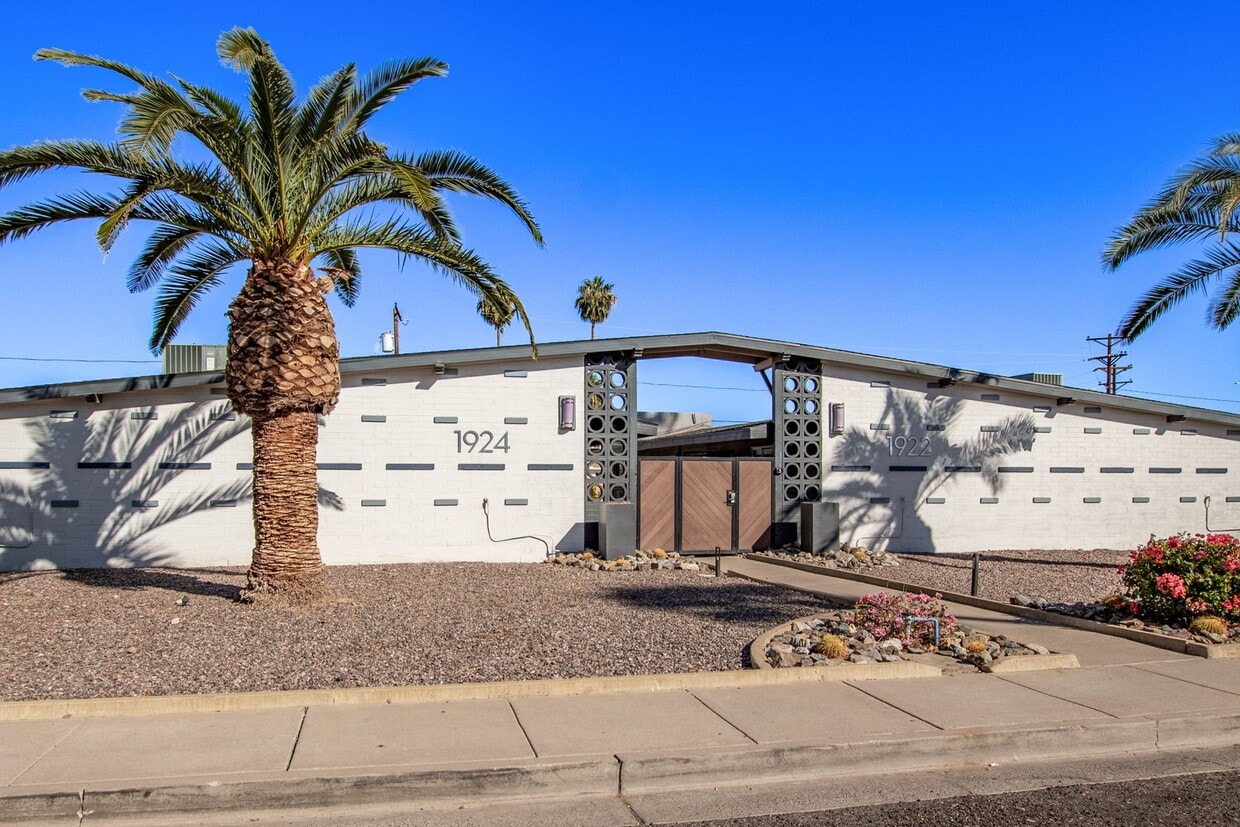 Primary Photo - Palm View Manor