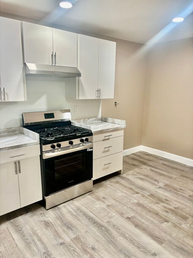 Foto del edificio - 2 Bedroom, 1 Bathroom Newly Renovated Cond...
