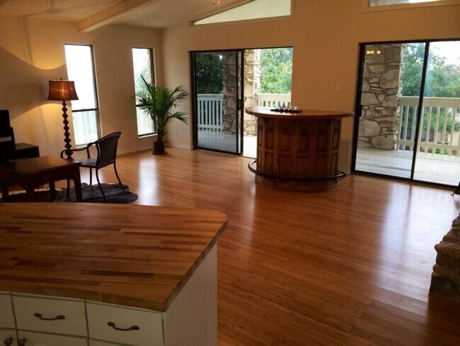 Building Photo - 619 Larue Dr