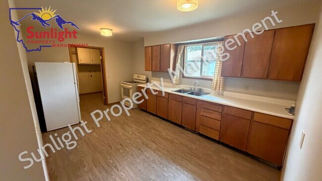 Foto del edificio - Spacious 2 Bedroom, 1 Bath Duplex with Garage and Laundry Room