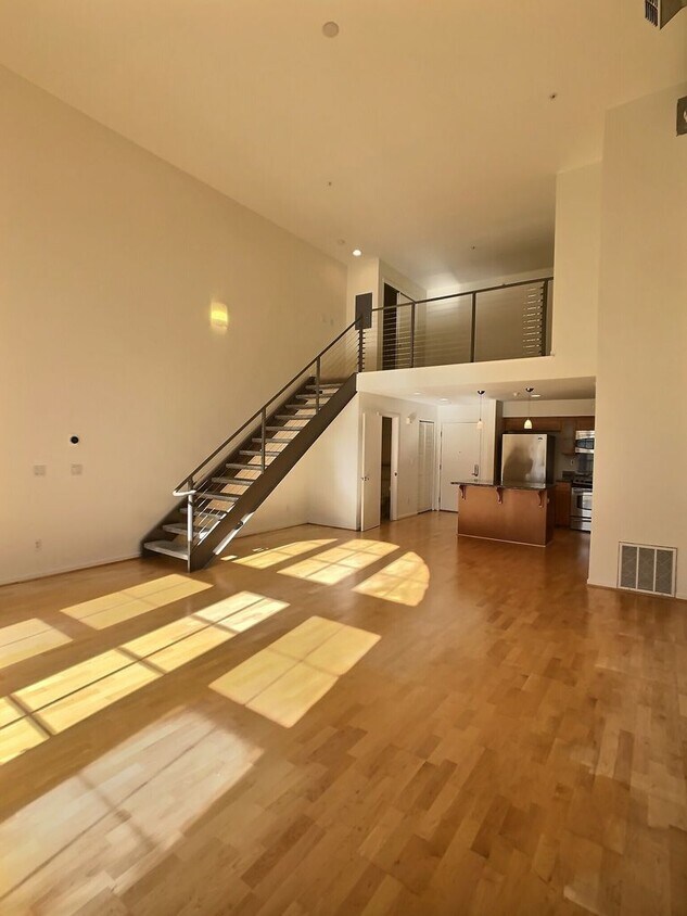 Primary Photo - Large 1 Bedroom Bright Loft in Downtown Sa...
