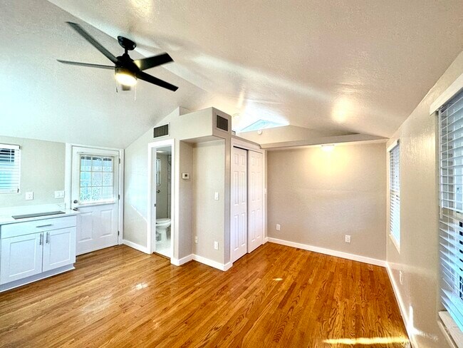 Foto del edificio - Renovated Studio with Front and Back Yard!...