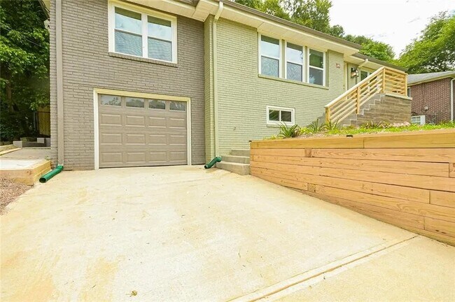 Foto del edificio - 220 Napoleon Dr SW
