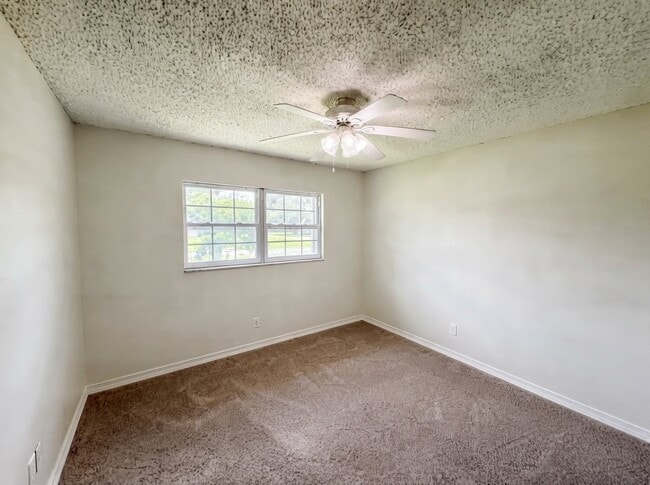 Building Photo - 1823 Lori Ln W