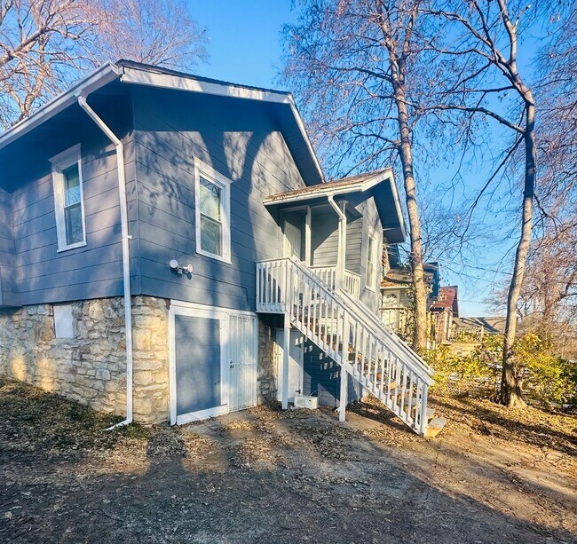 Building Photo - 2 Bedroom 1 Bath Home For Rent! *** 1/2 OF...