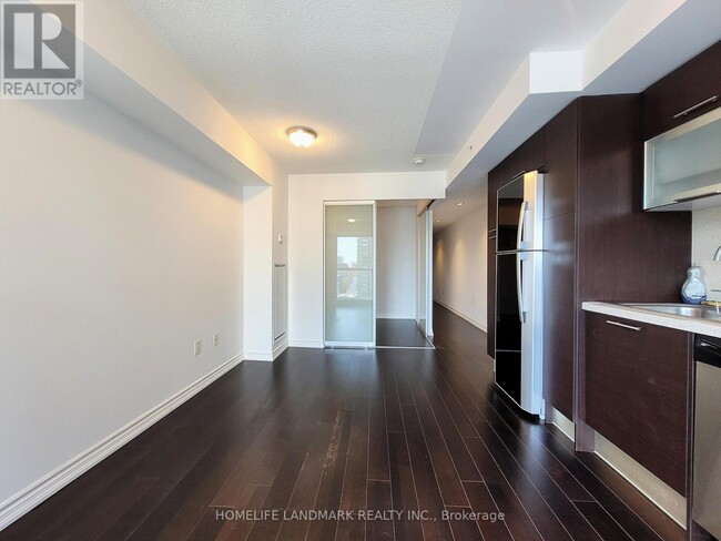 Building Photo - 386 Yonge St
