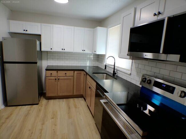 Foto del edificio - Cozy 3 bedrooms and 1 bath in a corner lot off Blue Ridge Blvd and U.S. Hwy 71 at Grandview, MO