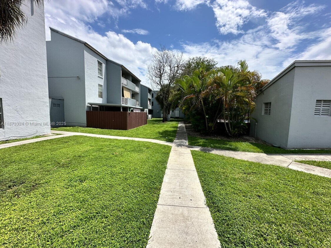 Foto principal - 1725 W 60th St