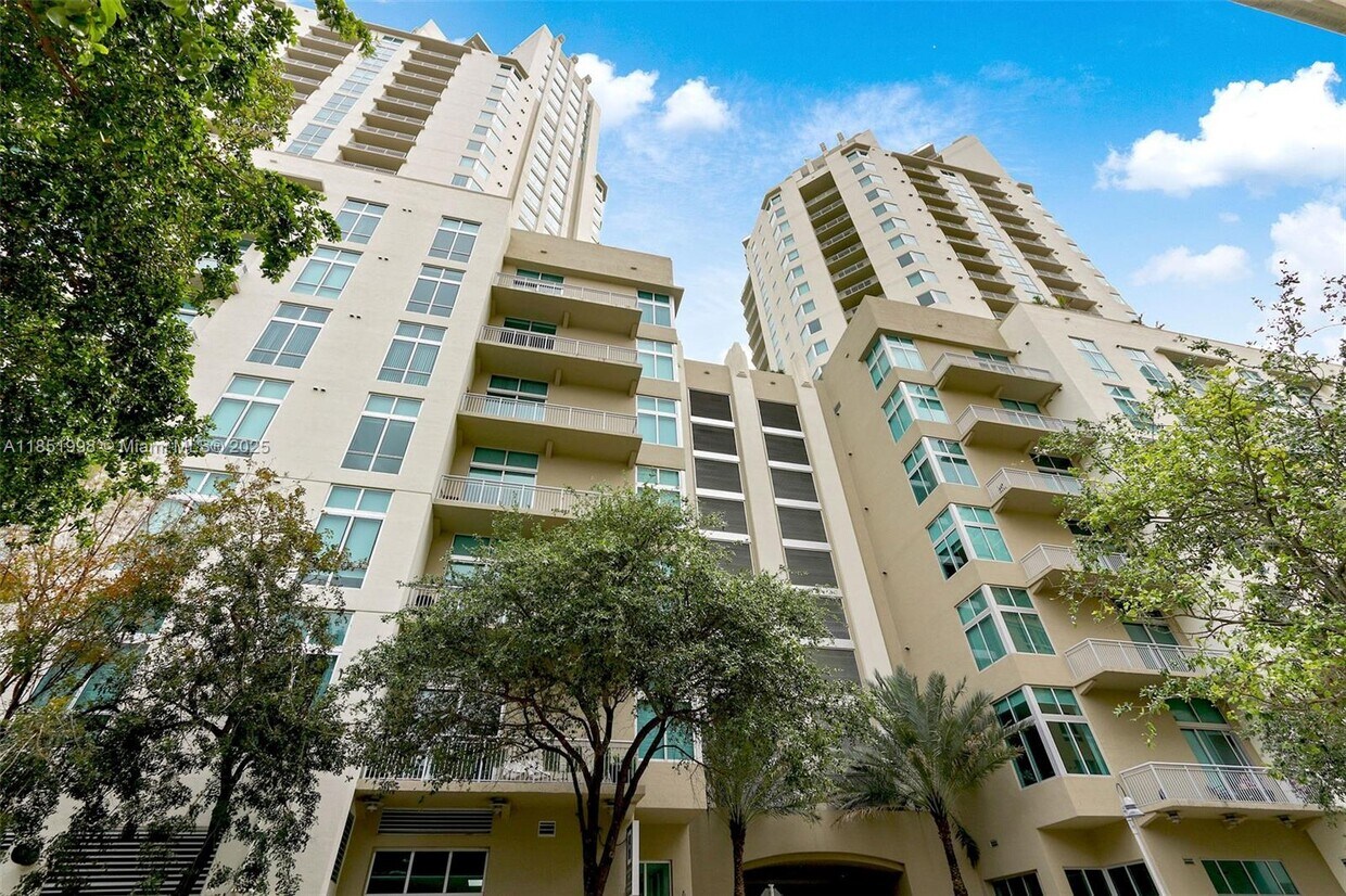 Foto principal - 9055 SW 73rd Ct