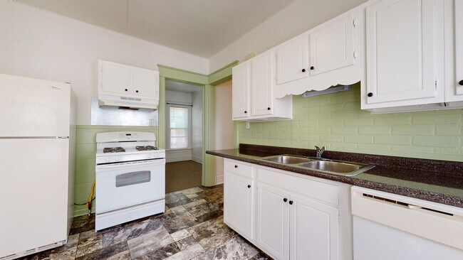 Cocina con comedor y lavavajillas. - 2505 Poplar St