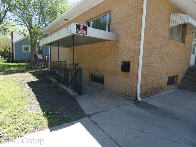 Building Photo - 3 br, 1 bath House - 327 1/2 E 5th St