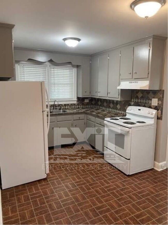 Building Photo - Close to Shopping, Hospital, Schools, Rest...