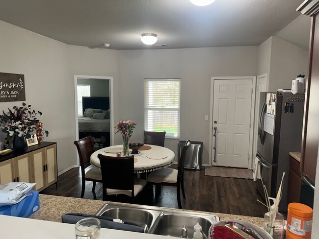 Foto del edificio - Available May 1st!  Three Bedroom, Two Bathroom Home in Legendary Subdivision near Shaw Elementary