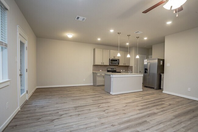 Building Photo - Welcoming 3BD/2.5BA Rental with Walk-In Cl...