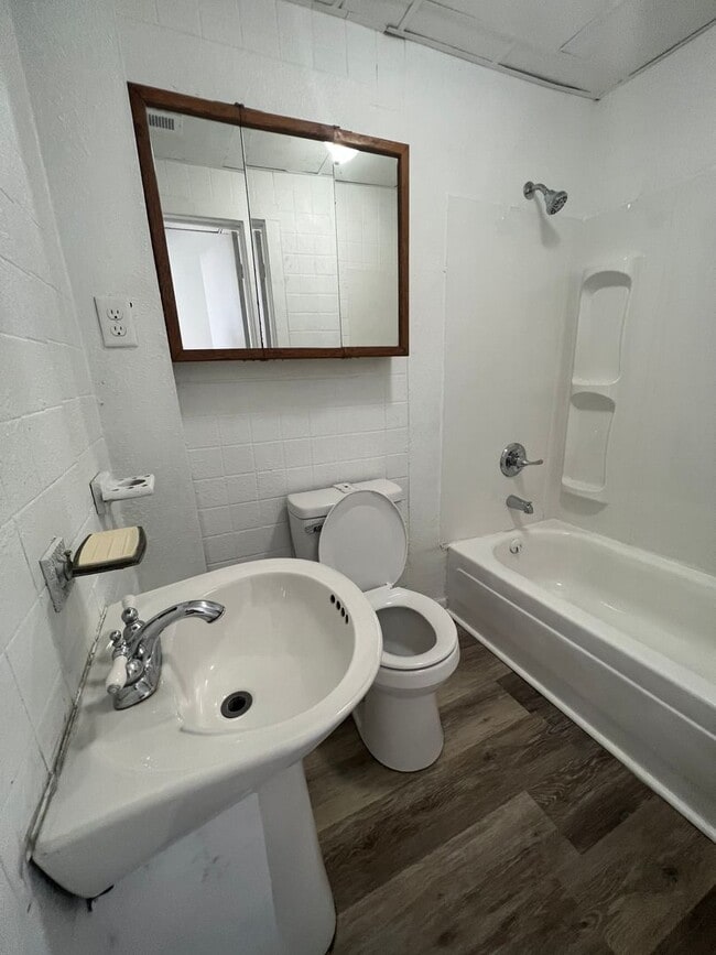 Building Photo - Recently Remodeled 3 bedroom 2 full bath!