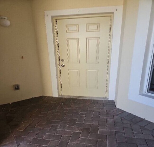 Foto del edificio - ** 3/2  FIRST FLOOR UNFURNISHED ANNUAL READY FOR A TENANT JANUARY 15, 2026 ** STRATFORD PLACE ** ...
