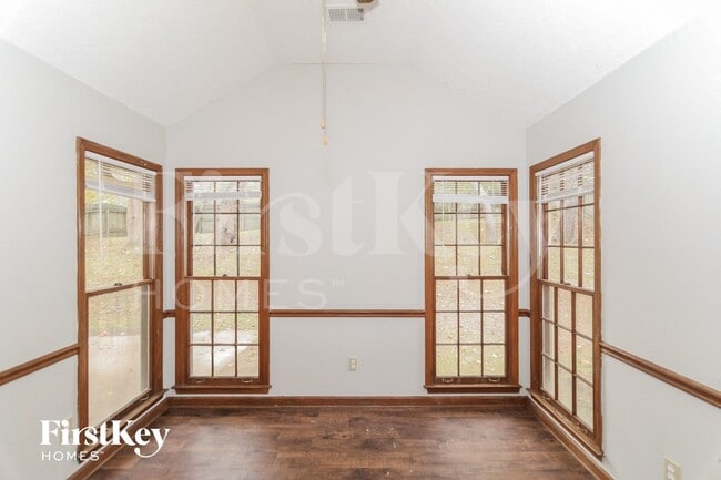 Foto del edificio - 3083 Dumbeath Rd