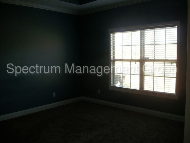 Building Photo - 560 Kensington Dr