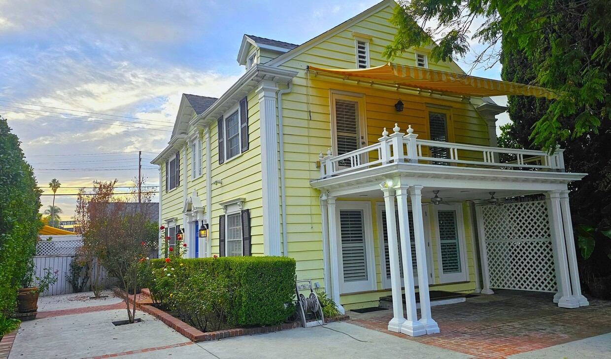 Foto principal - Stunning 3 Bedrooms, 2 Baths Valley Village home with detached, private Recording Studio