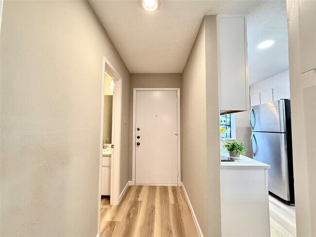 Foto del edificio - 7122 Wood Hollow Dr