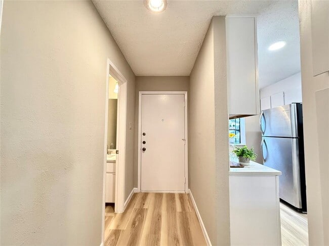 Building Photo - 7122 Wood Hollow Dr