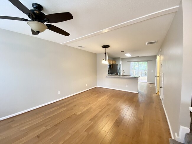 Foto del edificio - Three Bedroom, Townhome in The Farm!