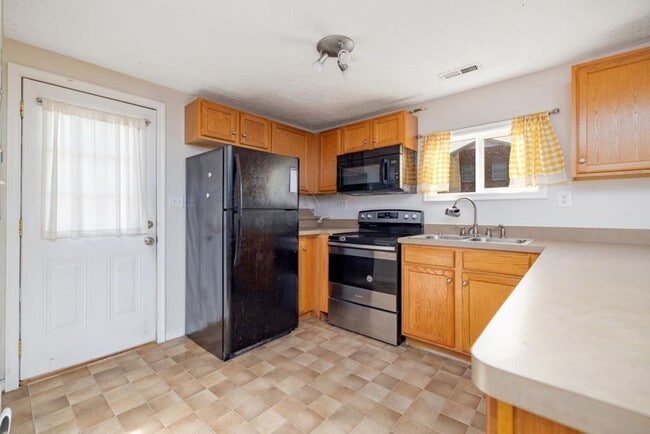Building Photo - Updated 2-Bedroom Home Walking Distance to Longwood University!
