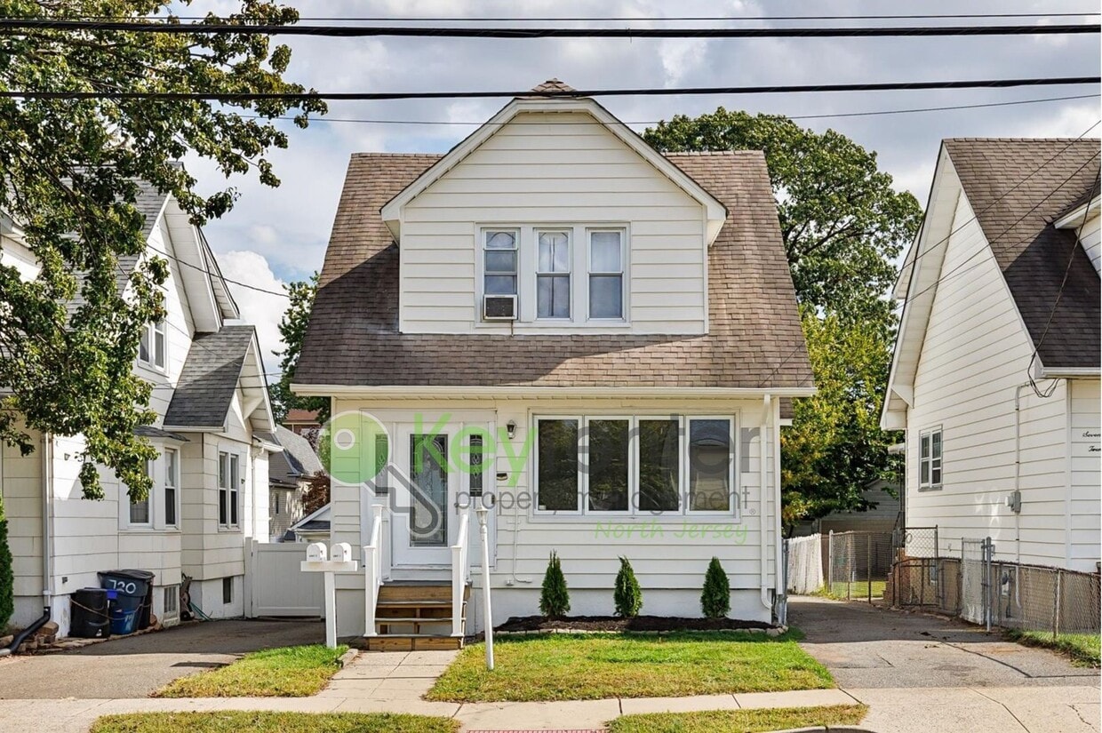 Spacious 3-Bed, 2-Bath First-Floor Unit wi... - Spacious 3-Bed, 2-Bath First-Floor Unit wi...