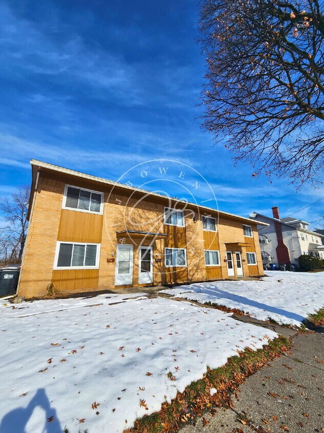 Foto principal - Already passed Section 8 Inspection! Spacious 2 bed 1 bath- 2 story home