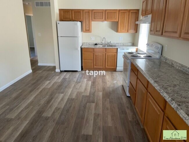 Building Photo - Very Nice &amp; Updated 3 Bedroom Duplex