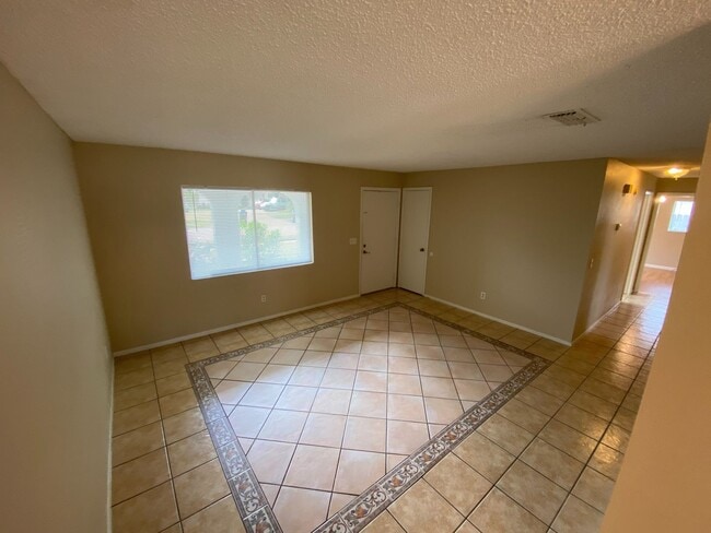 Building Photo - Spacious 3/2 in great School District!