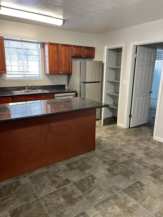Building Photo - 2525 Annunciation St
