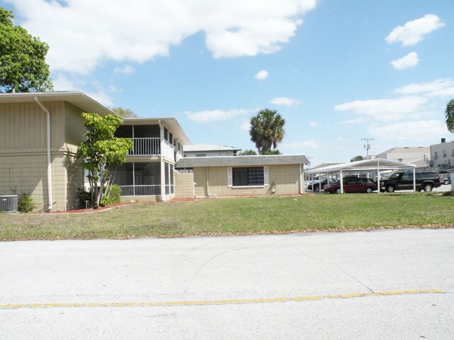 Building Photo - 3075 Los Altos Dr