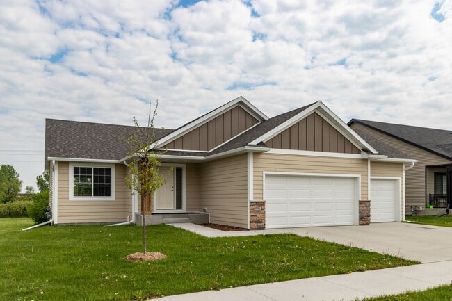 Building Photo - 699 Steenhoek Ln NE